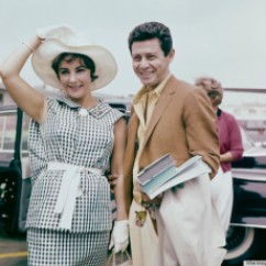 Elizabeth Taylor and Eddie Fisher, circa 1960. Taylor wears a black and white checked outfit with white wide brimmed hat and gloves. (Photo by Archive Photos/Getty Images)